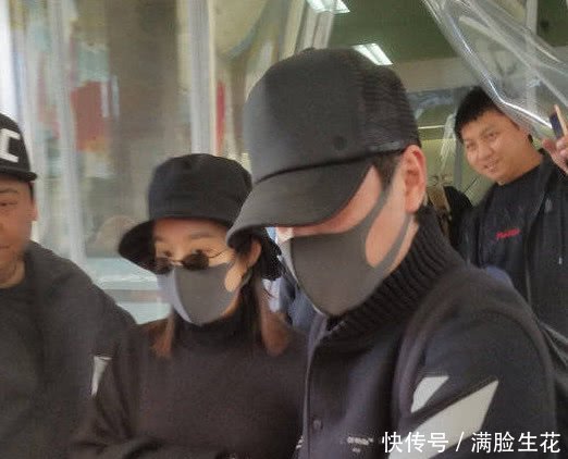 赵丽颖产后出院落座动作惹人心疼,手指上美甲