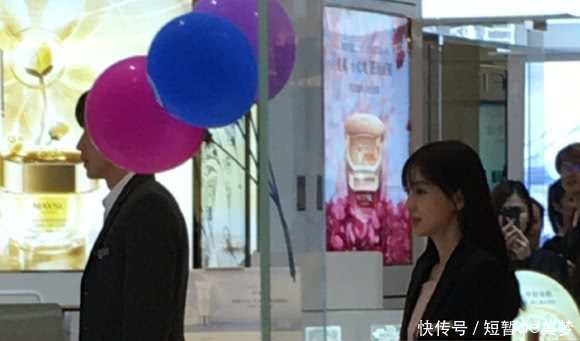 网友在商场偶遇邓伦与杨颖,两人CP感十足,好似