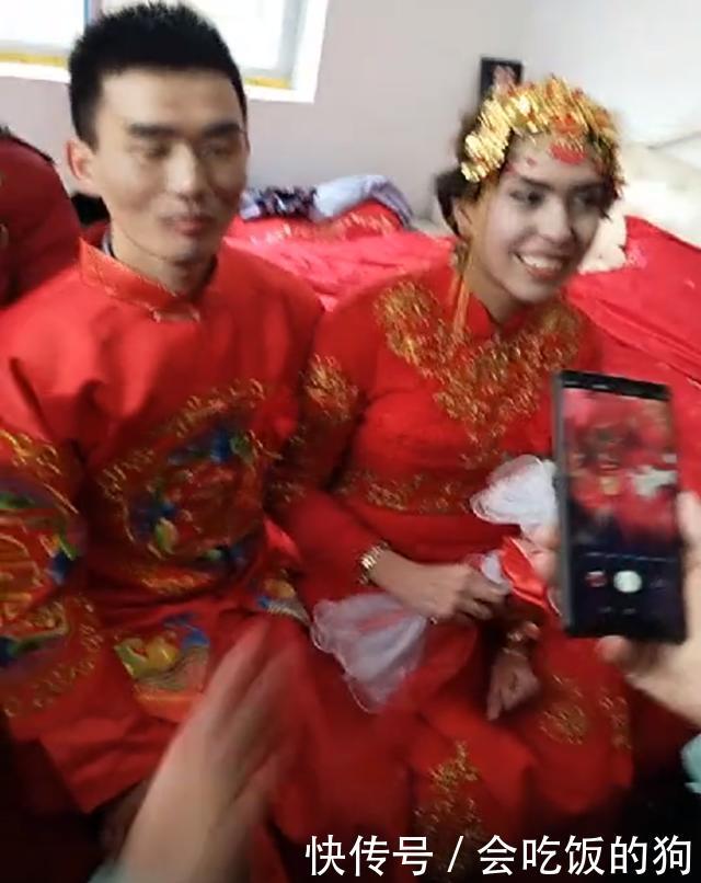 农村小伙被城里女朋友甩了后,出国打工带回一老婆让人误会是男的