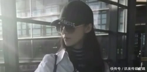 机场偶遇韩雪,看她过完安检后一个习惯,粉丝怒