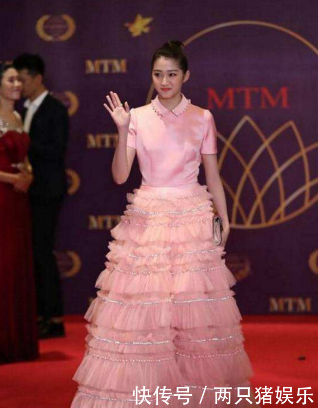明星们礼服的尴尬!柳岩尺码太小,刘涛的像哈密