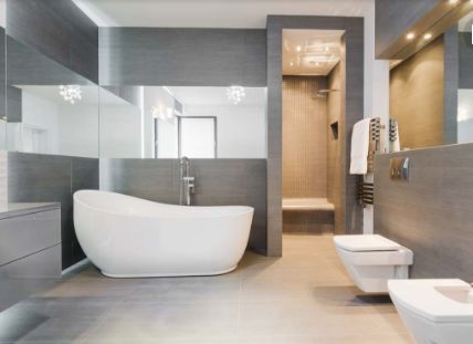 给儿媳带孩子,半夜听到厕所有哭声,我推开门,整