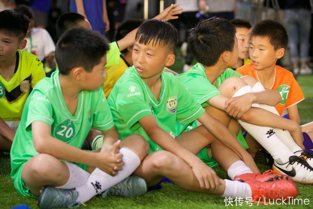 今年的世界杯没有中国队,却有一群中国小球员