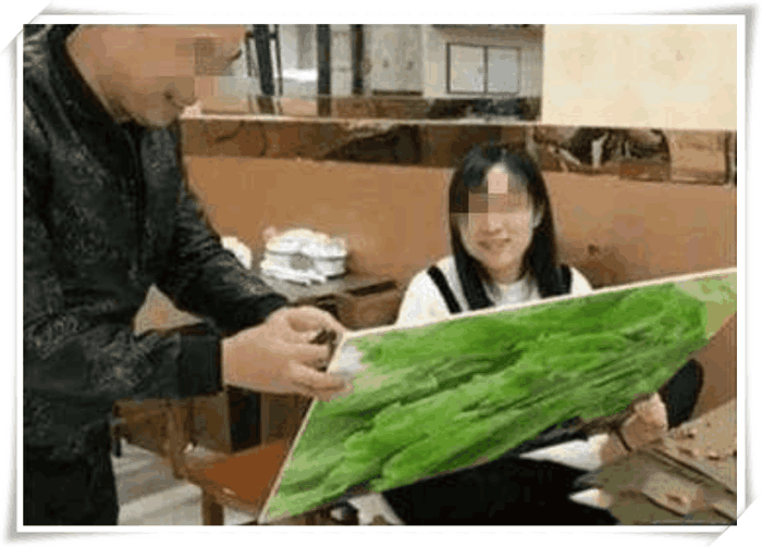 女孩餐厅用脚吃饭, 结果引起客人投诉, 老板: 不