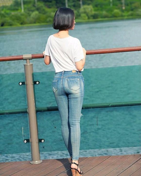 时尚街拍:美女穿牛仔裤,尽显苗条身姿,性感的少