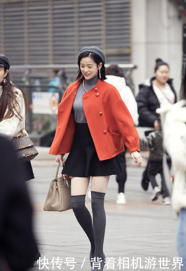 街拍:蓝色露肩上衣+黑色过膝长靴,美女巧露锁