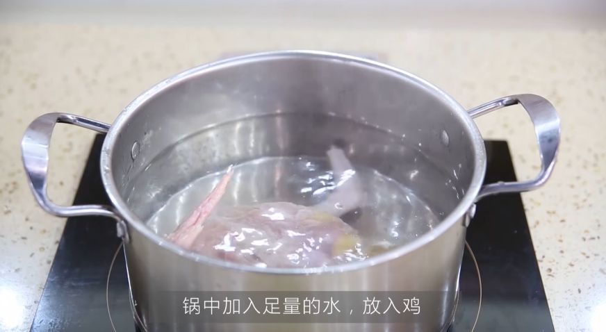 鸡汤炖萝卜，萝卜吸入了鸡汤的鲜味后非常的鲜甜，给肉也不换