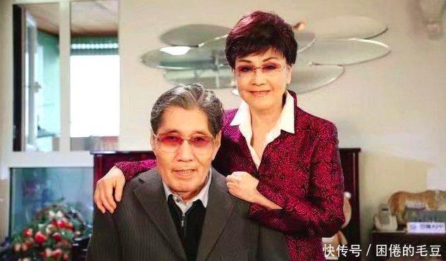 74岁李谷一罕见晒家庭照, 老伴头发白了依旧帅