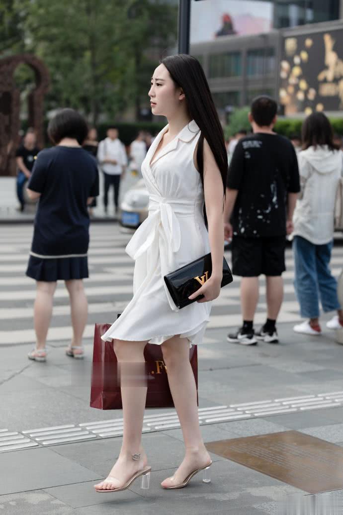 路人街拍:小姐姐穿“系腰裙”不仅很时髦,还特显气质 BBIN捕鱼大师游戏