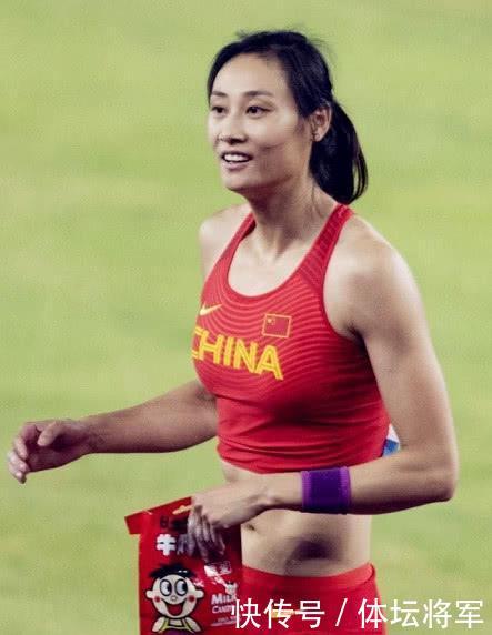 暖心一幕,中国跳高女神李玲夺冠之后,给裁判派