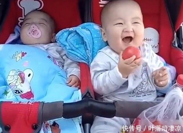 宝妈带着双胞胎菜场逛表情表情包脱欢的,随后出现的儿子胜图片