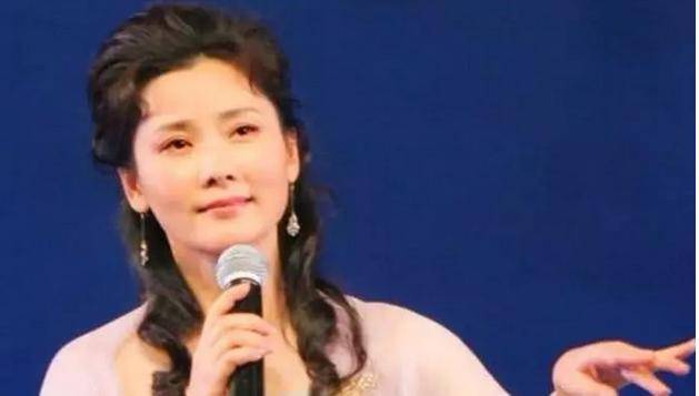 她们同是奶奶辈演员，一个满脸后遗症，另一个却连皱纹都那么优雅