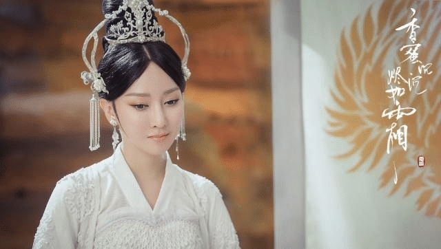 萨顶顶演唱的神级歌曲《左手指月》,指出了锦