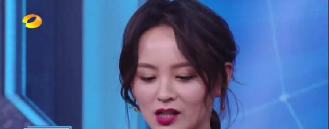 同样都是露肩装,37岁的霍思燕显年轻,35岁的黄