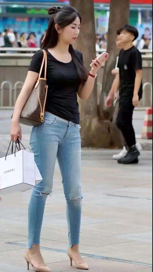 街拍:气质清秀淑女圣女生光无性感牛仔穿长裤长相的性感美女图片