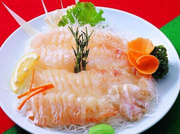 东北人跟日本人的生鱼片吃法对比 我们赢了!