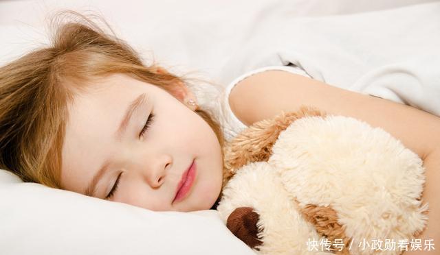 孩子睡觉时为什么喜欢抱着小毛毯恋物背后的