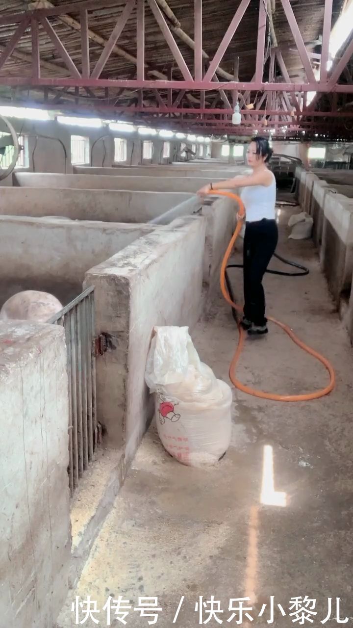 工厂穿着吊带干活的辣妈,尽显成熟女人韵味 188bet亚洲体育真人