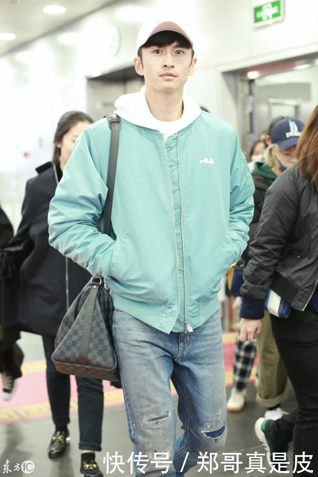 张云龙现身北京机场,浅色外套配上牛仔裤,这打