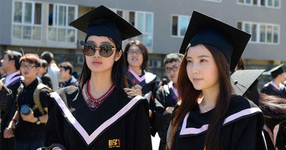 北京电影学院学生拍毕业照被赞颜值高图片