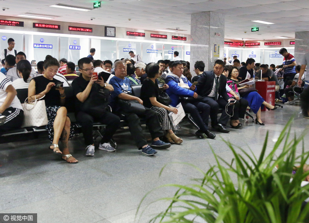 北京二手房市场交易火爆 过户黄牛号叫价12万元