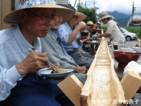 小伙去日本吃“流水面”, 注意力不集中, 空着肚子回来了