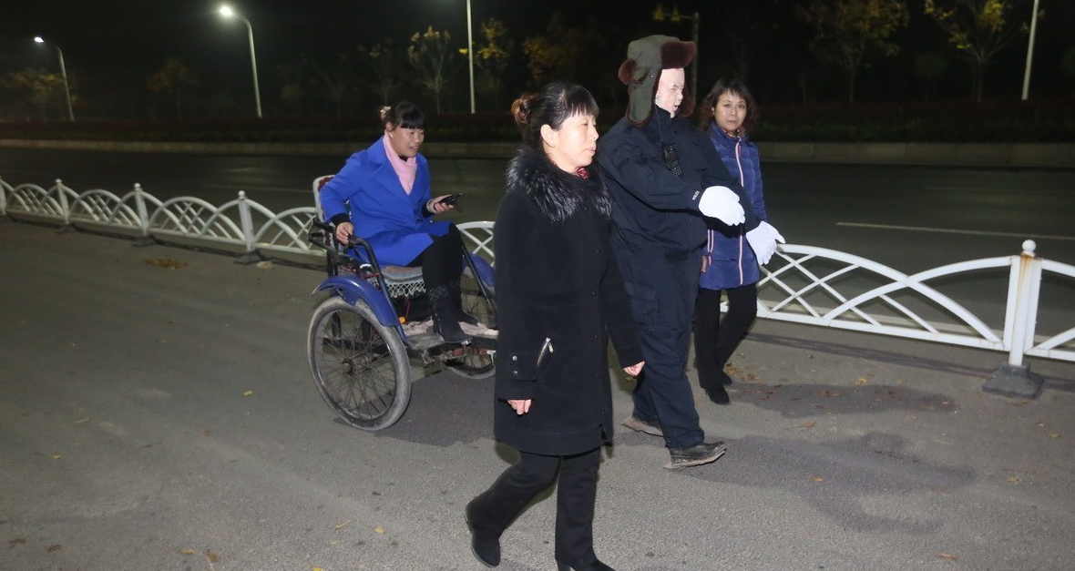 河南一墓地安排机器人巡夜,为仨姑娘壮胆。图