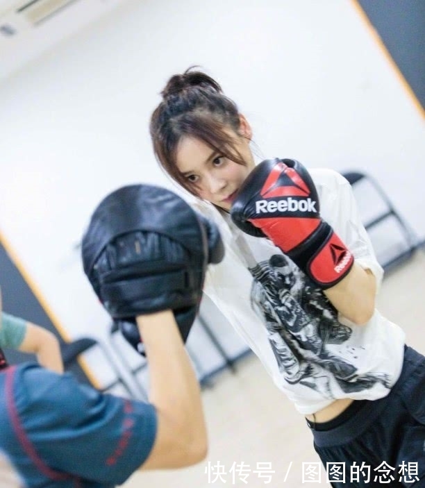 瘦10斤也穿不上的健美裤,袁姗姗穿出木瓜胯