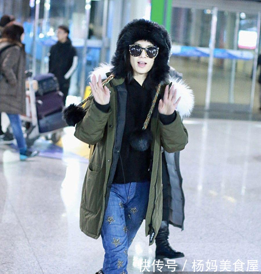 黄圣依穿军绿色羽绒服打扮时尚保暖 对镜头打