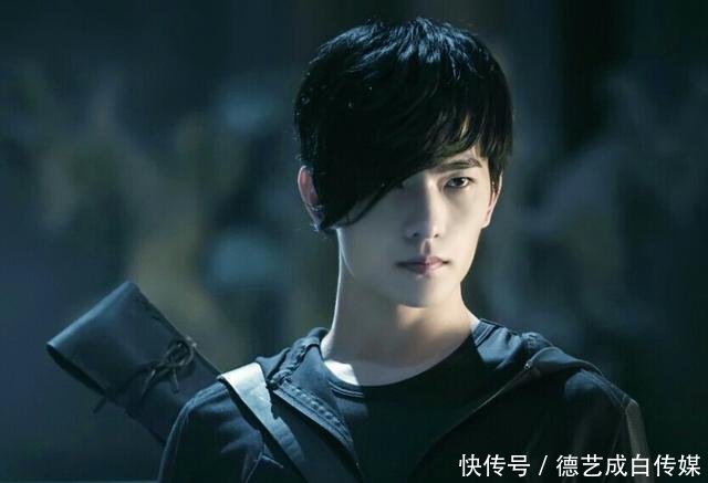 杨洋反手剃寸头, 头发少了气质却大变, 颜值直追