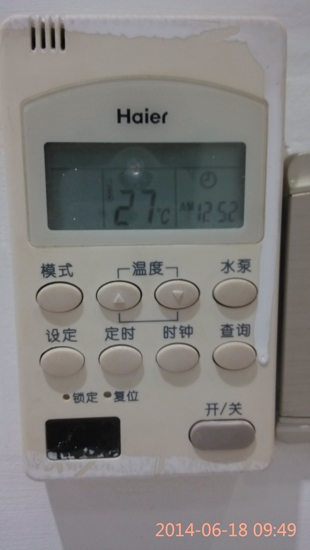 开关-就是开关机;模式-转换运行模式(制冷、制热、通风、除湿等);温度-是调整温度高低调整;水泵-控制循环水泵;设定-用来设定时间和定时时间(和定时、时钟配合使用);锁定-使用牙签等东西来按的,用来锁定键盘;复位-有功能复位和模式复位的作用