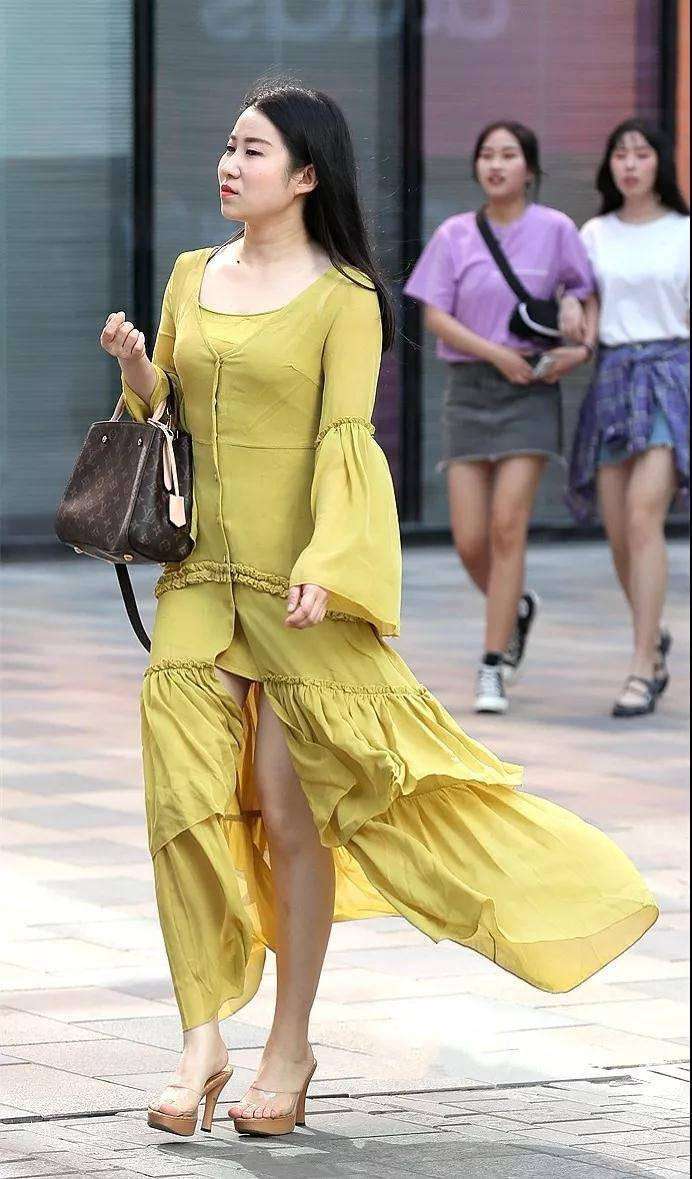 街拍:穿一字带凉鞋的美女,裸露玉足真性感