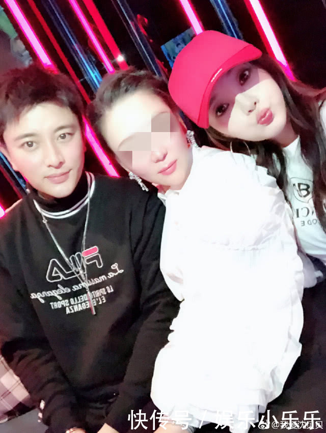 李小璐贾乃亮和好如初?李小璐抱着哥哥大笑,弟