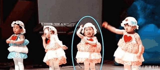 3岁女儿在表演跳舞, 突然忘记动作哭了, 家长都