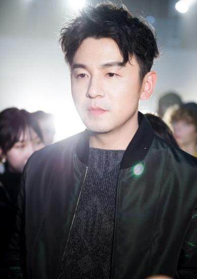 雷佳音询问经纪人有没有阴阳合同,经纪人直接