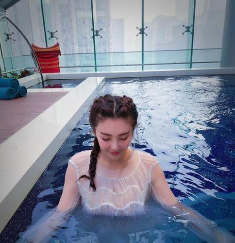 张雨绮在游泳时竟然不穿泳衣,这确定不是在摆拍吗?