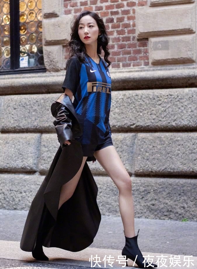 韩雪放大招了,穿男士篮球服街拍,拖着皮衣腿长