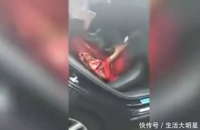 女子滴滴车内不安分，司机忍无可忍要求下车，网友：我支持你！