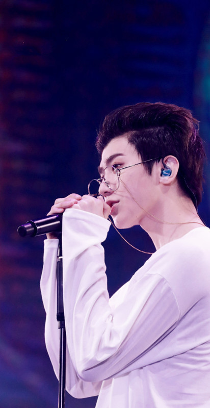 蔡徐坤坐高铁前往长沙录制《天天向上》,深圳