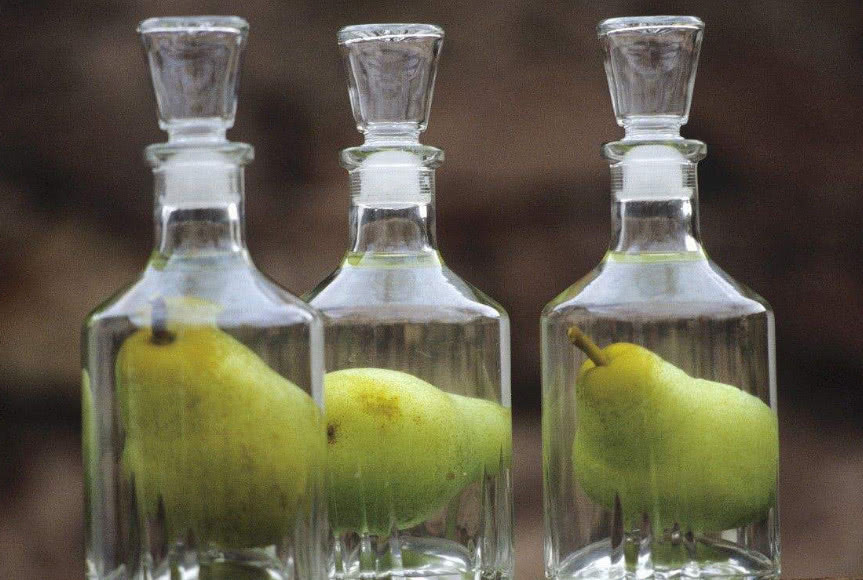 普通白酒瓶里如何装下一个完整的梨?答案说出