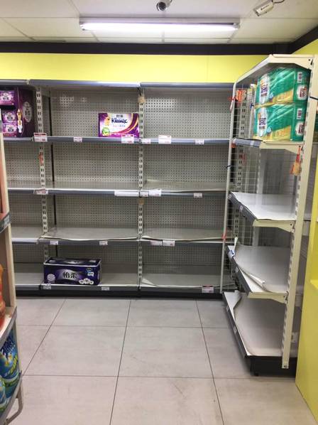 台湾多地市民疯抢纸巾 见面第一句话:\"你买到卫生纸了没?\"