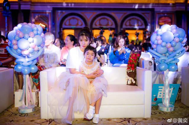 黄奕带女儿录综艺跳舞又弹琴行程好满，怪不得铛铛会打滚求饶
