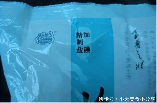 大爷在集市摆卖这美食几十块一斤 结果摊还没摆好就被“洗劫一空