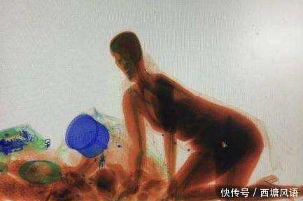 90后女子火车站过安检, 不放心行李钻进安检机