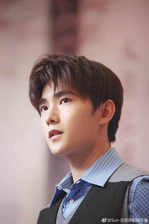 清明杨洋画像被烧,纸钱满地,贾士凯:你没有资格