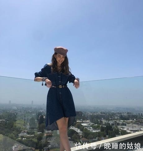 昆凌穿复古牛仔裙小露香肩 头戴贝雷帽低头甜