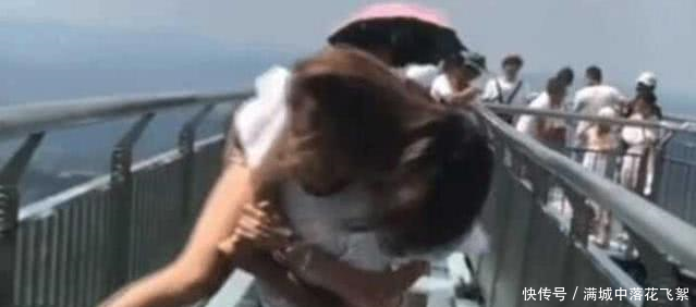 女大学生为追求刺激走玻璃栈道,刚上栈道,结果一幕让人哭笑不得