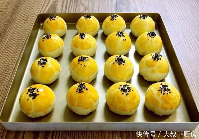 老婆的懒人版蛋黄莲蓉酥,做法超简单,外皮酥脆