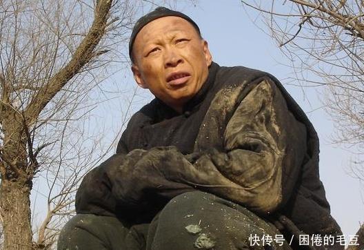 他是赵薇班长,因长得丑吓哭蒋雯丽,如今52岁