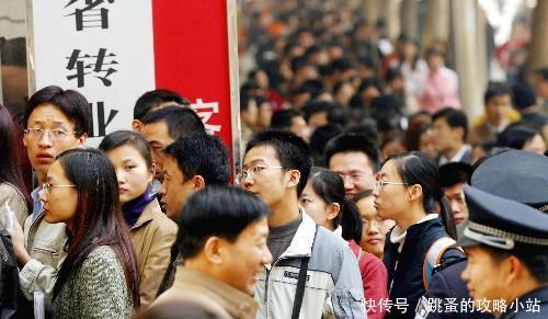 考公务员究竟是专职备考还是边工作边考?看看